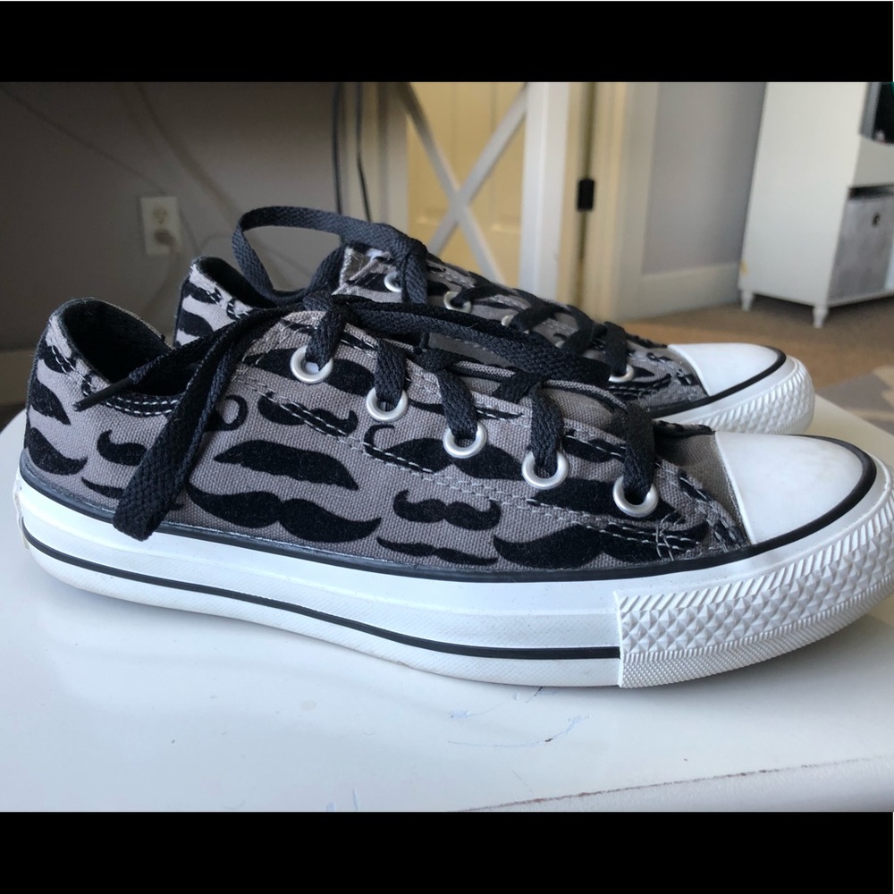 Moustache Converse